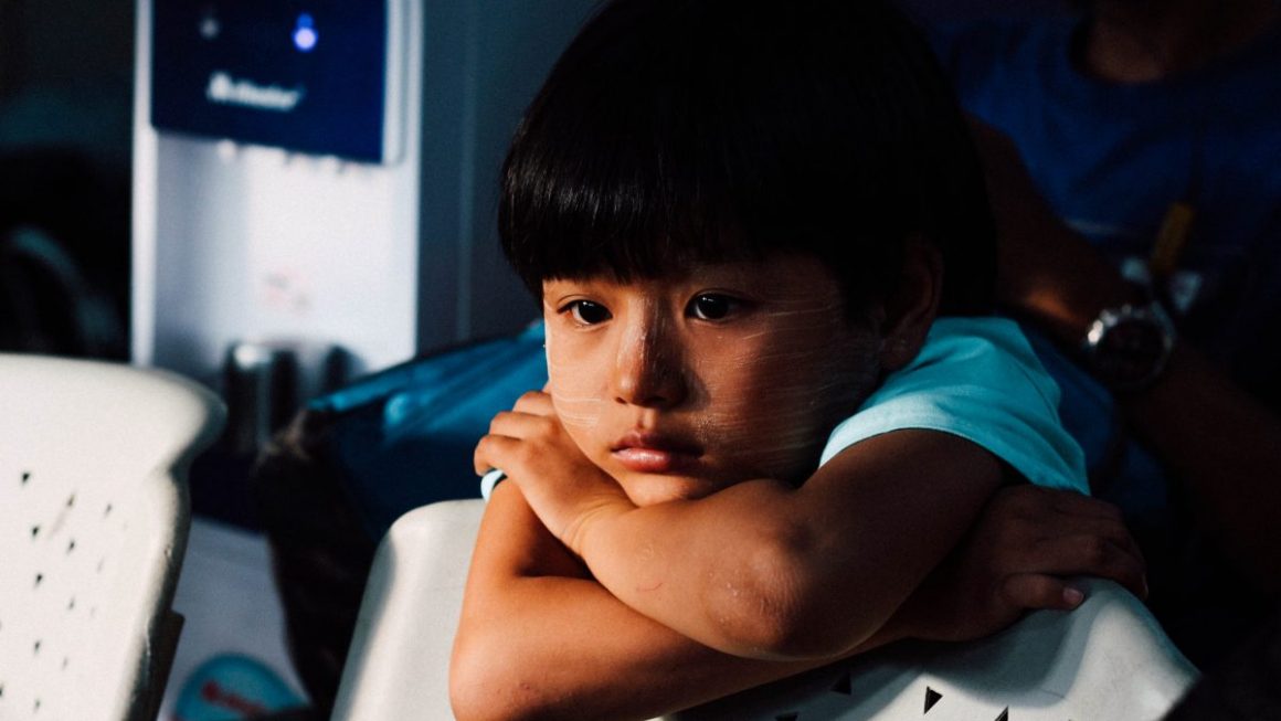 孩子被欺負時,爸爸媽媽可以怎麼辦?你的反應會教會孩子怎麼去認識世界,以及應該作何反應。