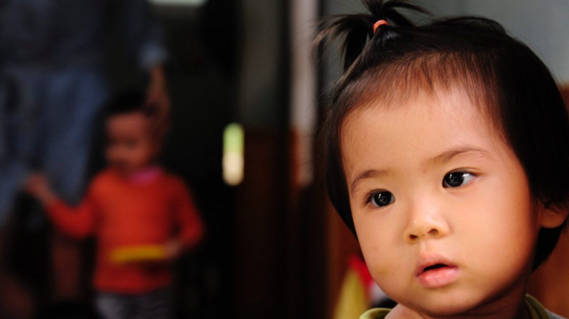 小孩的焦慮並不好分辨,因為孩子尚未發展出能夠適當表達自己狀態的方式,所以讓專家帶領你認識孩子的10種焦慮症狀,不要以為孩子只是脾氣差、叛逆、不聽話,這些反應可能代表他心裡面正在為某些事情惶惶不安,或是感到焦慮。