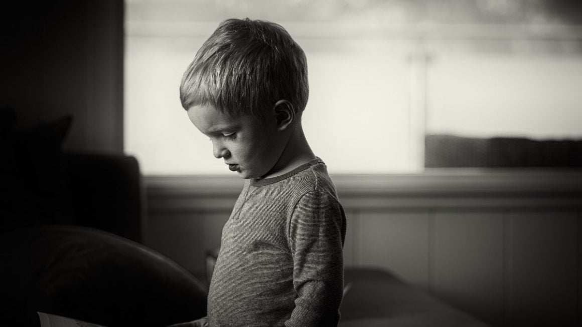 如何設立適當的界線又教會孩子學會情緒管理?孩子情緒失控時,我們能做的就是接納與同理,即便是在設立界線時也是如此。